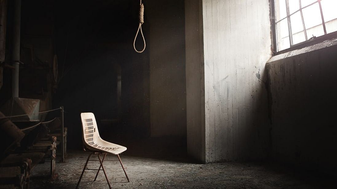 வாட்ஸ் அப்பில் ஸ்டேட்டஸ் வைத்து தற்கொலை செய்து கொண்ட ஆளுநர் CONVOY ஓட்டுநர்: கேரளாவில் அதிர்ச்சி!