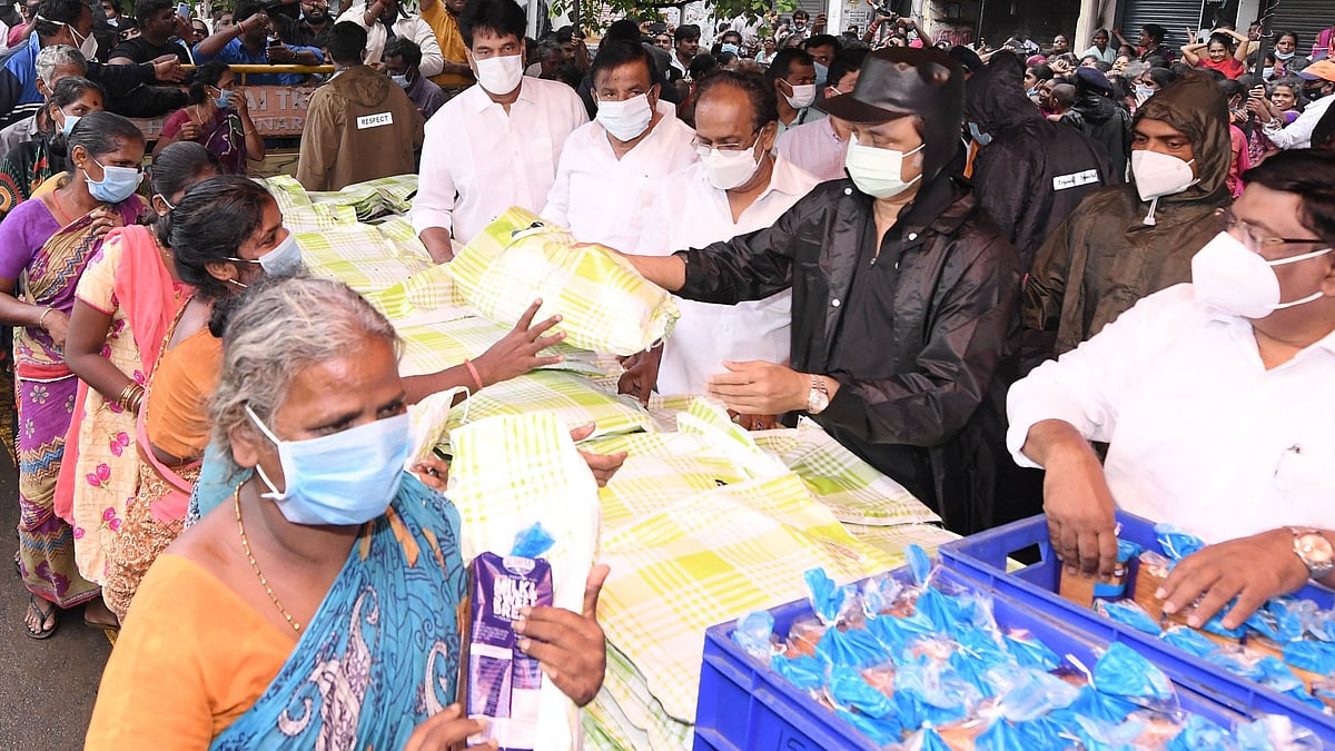 கொட்டும் மழையில் ஆய்வு பணி.. 2வது நாளாக களத்தில் நின்று மக்களுக்கு உதவிய முதலமைச்சர் மு.க.ஸ்டாலின்!