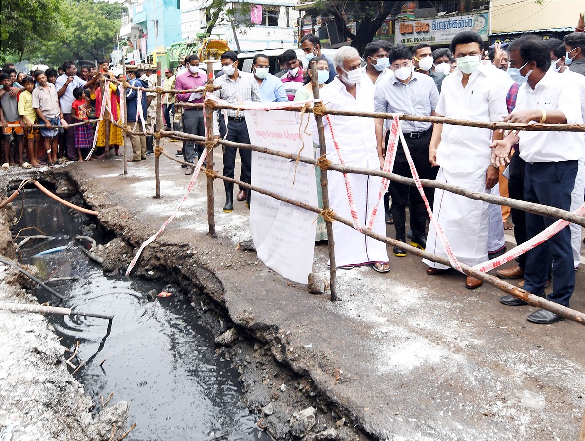 கொட்டும் மழையில் வேட்டியை மடித்துக்கட்டி ஆய்வில் இறங்கிய முதலமைச்சர் மு.க.ஸ்டாலின்! #Album
