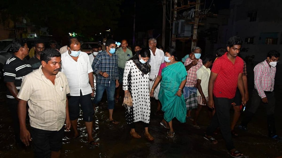 நள்ளிரவில் ஓய்வில்லாமல் மழை பாதித்த பகுதிகளில் கனிமொழி MP - அமைச்சர் கீதா ஜீவன் ஆய்வு: குவியும் பாராட்டு!
