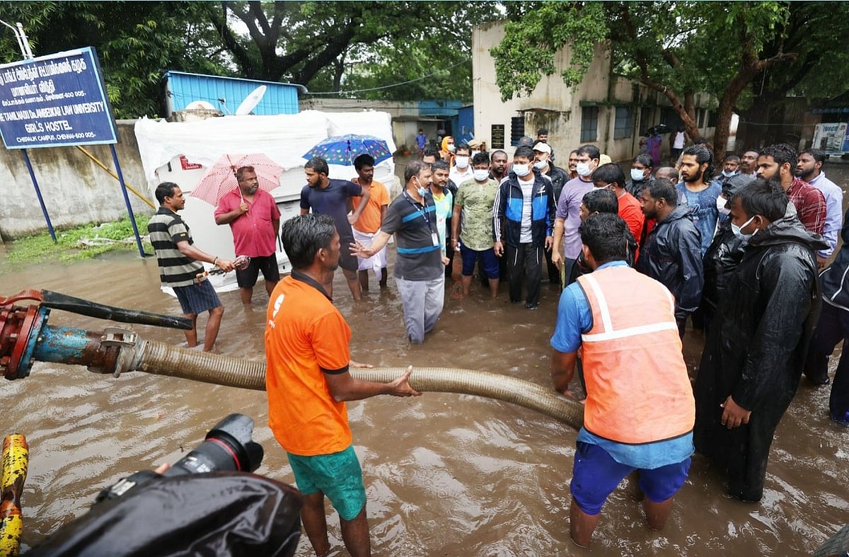 மழைநீரில் இறங்கி  நேரில் ஆய்வு.. முதல்வரைத் தொடர்ந்து களத்தில் இறங்கிய உதயநிதி ஸ்டாலின்! (album)