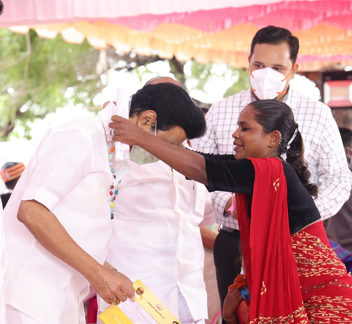 நிஜத்தில் ஒரு ’ஜெய்பீம்’ : நரிக்குறவ மக்களின் பரிதவிப்பை போக்கிய முதலமைச்சர் மு.க.ஸ்டாலின்! (Album)