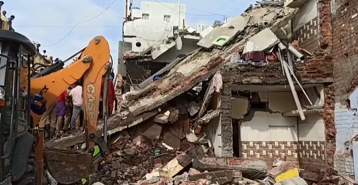 கேஸ் வெடித்ததில் வீடுகள் தரைமட்டம்; மூதாட்டி பலி; 3 மணிநேரமாக தொடரும் மீட்பு போராட்டம் -சேலத்தில் துயரம்!