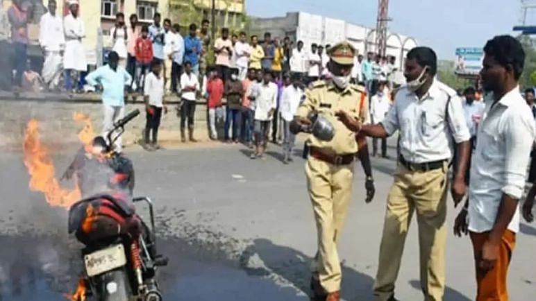 “எதற்கு எடுத்தாலும் அபராதம் - சொந்த வாகனத்தை தீ வைத்து கொளுத்திய இளைஞர்” : தெலங்கானாவில் நடந்தது என்ன?