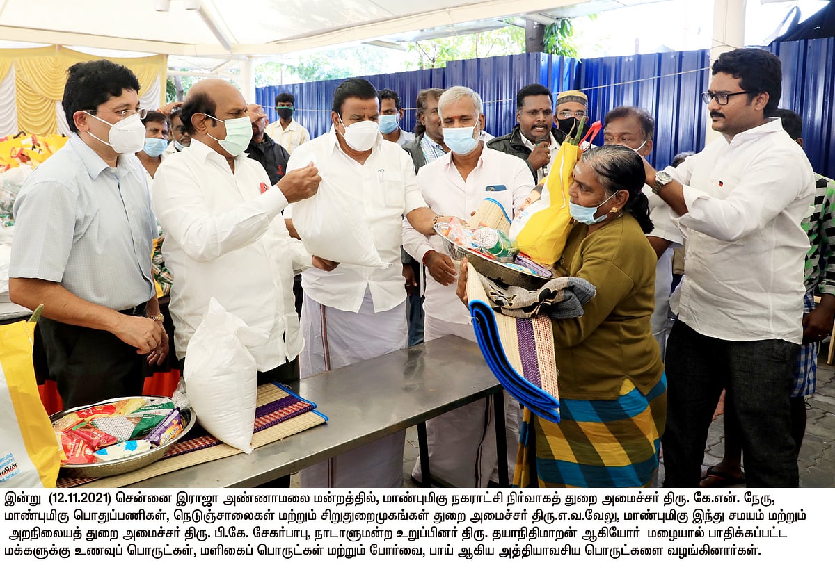 “475 சாலைப் பணியாளர்களை சென்னைக்கு வரவழைத்து உடனடியாக சீரமைப்புப்பணிகள்” : அதிரடி காட்டிய அமைச்சர்கள்!