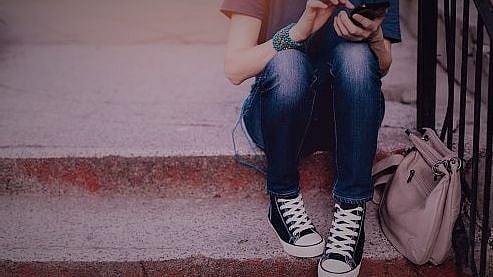 "ஜீன்ஸ் போட்டிருக்க.. உனக்கு பொருட்கள் விற்க முடியாது" : கடை உரிமையாளரின் செயலால் அதிர்ச்சியடைந்த பெண்!