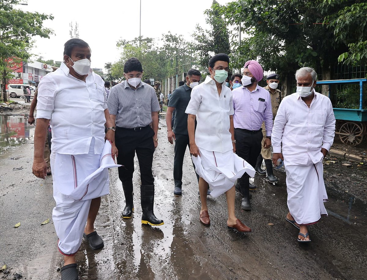 கொட்டும் மழையில் வேட்டியை மடித்துக்கட்டி ஆய்வில் இறங்கிய முதலமைச்சர் மு.க.ஸ்டாலின்! #Album