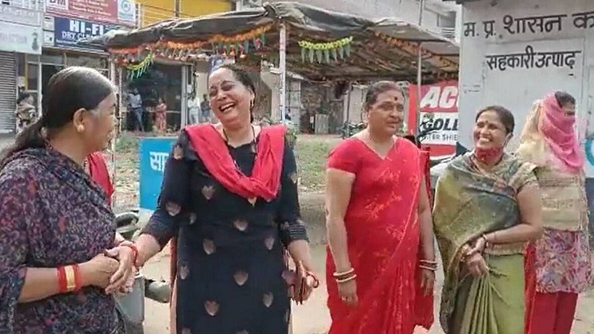 பா.ஜ.க அரசைக் கண்டித்து 'சிரிப்பு போராட்டம்' நடத்திய மக்கள்... பின்னணி என்ன?