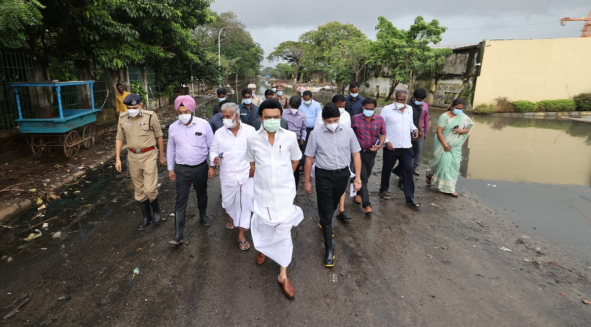 கொட்டும் மழையில் வேட்டியை மடித்துக்கட்டி ஆய்வில் இறங்கிய முதலமைச்சர் மு.க.ஸ்டாலின்! #Album