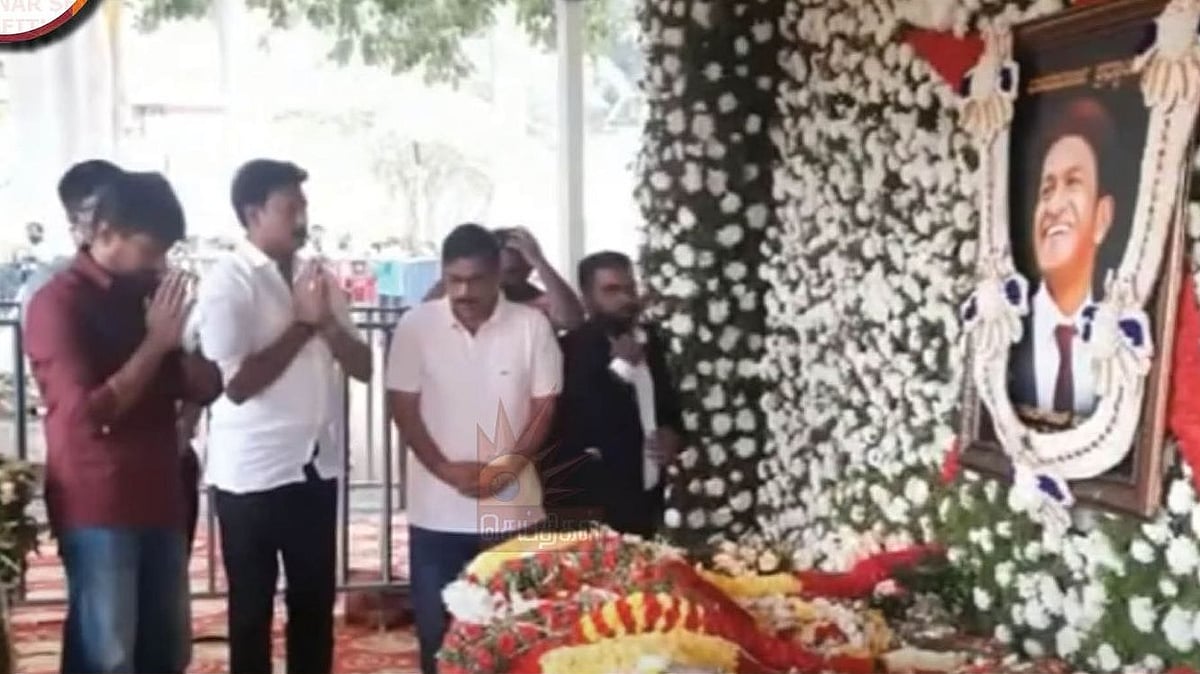 புனீத் ராஜ்குமார் நினைவிடத்திற்கு சென்று உதயநிதி ஸ்டாலின் அஞ்சலி.. குடும்ப நட்பை நினைவுகூர்ந்து உருக்கம்!