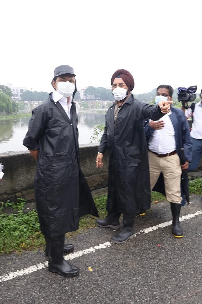 மழைக் காலத்தில் மக்களுக்கு குடையாக மாறிய முதல்வர்... நனைந்தபடி சுற்றிச் சுழன்று ஆய்வு! #Album