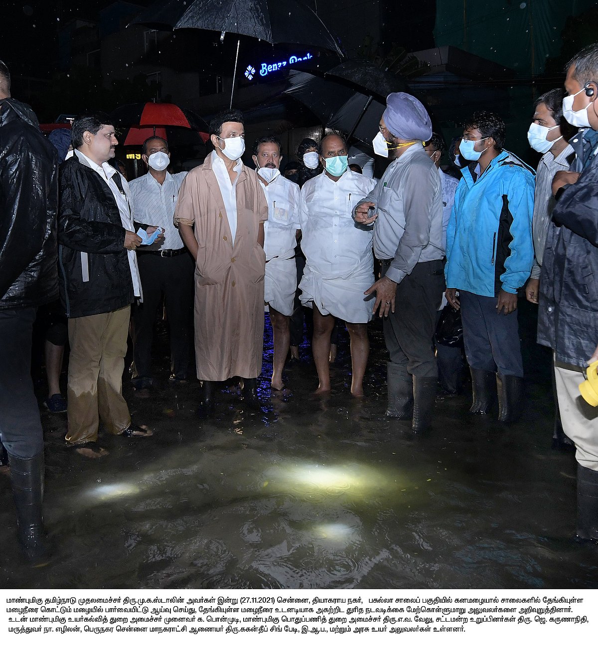 “நேரம், காலம் பார்க்காது களத்திலேயே இருந்து பணியை தொடர்க; உங்களோடு  நானும் களத்தில் நிற்பேன்!” : முதல்வர்