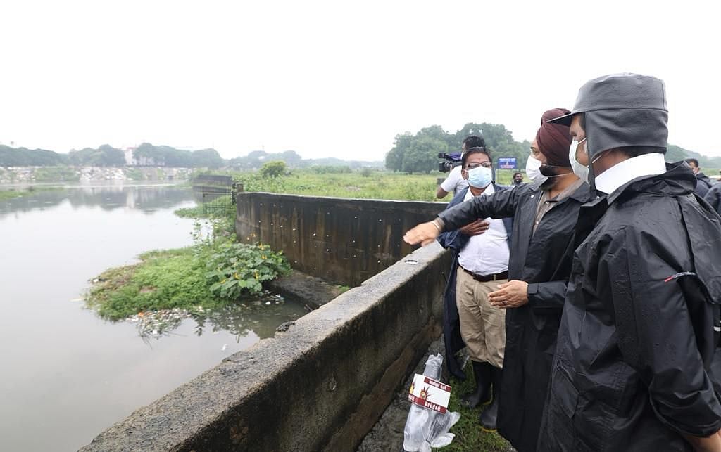 மழைக் காலத்தில் மக்களுக்கு குடையாக மாறிய முதல்வர்... நனைந்தபடி சுற்றிச் சுழன்று ஆய்வு! #Album