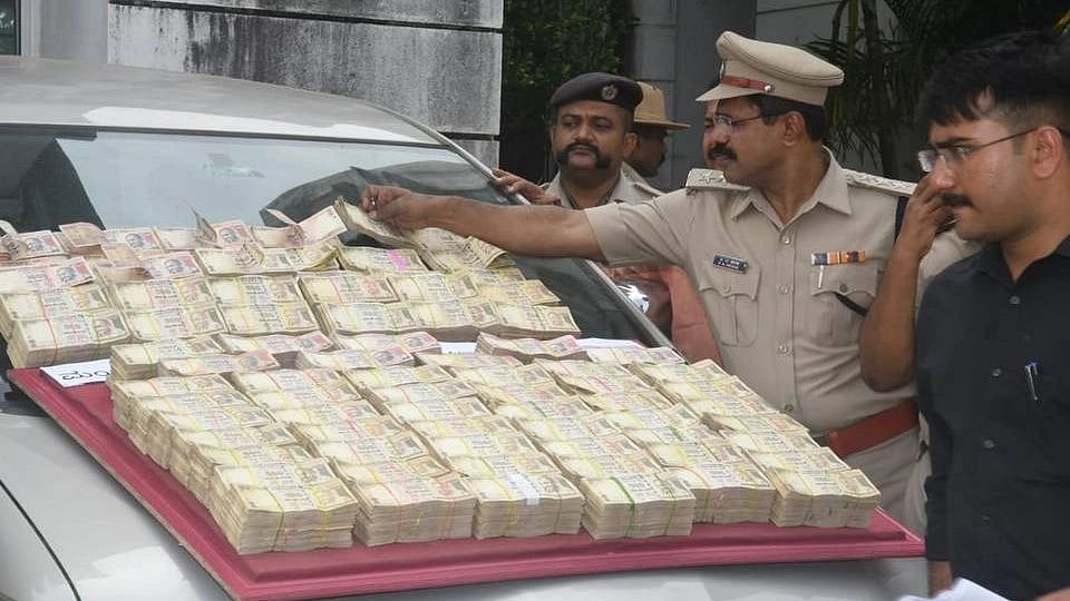 ரூ.1.92 கோடி செல்லாத நோட்டுகளை வைத்து மோசடியில் ஈடுபட திட்டம்: முறியடித்த மங்களூர் போலிஸ்; நடந்தது என்ன? 