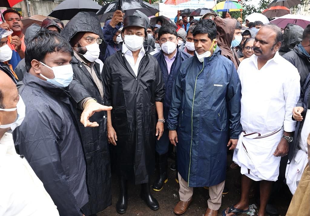 மழைக் காலத்தில் மக்களுக்கு குடையாக மாறிய முதல்வர்... நனைந்தபடி சுற்றிச் சுழன்று ஆய்வு! #Album