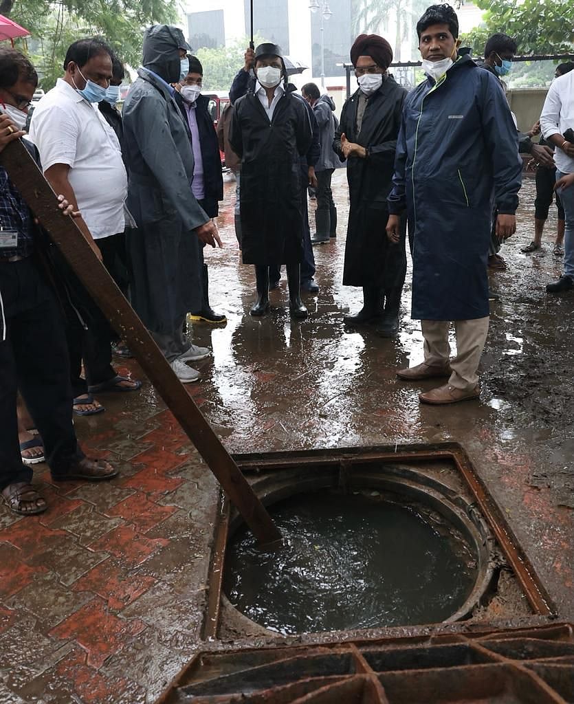 மழைக் காலத்தில் மக்களுக்கு குடையாக மாறிய முதல்வர்... நனைந்தபடி சுற்றிச் சுழன்று ஆய்வு! #Album
