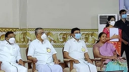 கீழே அமர்ந்த வானதி.. மேடையில் அமரச் சொன்ன முதல்வர் : அரசியல் நாகரீகத்தின் அரிச்சுவடி மு.க.ஸ்டாலின்!