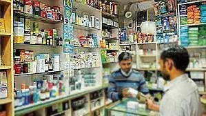 காய்ச்சல் மாத்திரை கேட்டவருக்கு ஊசி போட்டதால் நெஞ்சுவலி.. மருந்துக்கடைக்காரர் கைது : கரூரில் விபரீதம்!