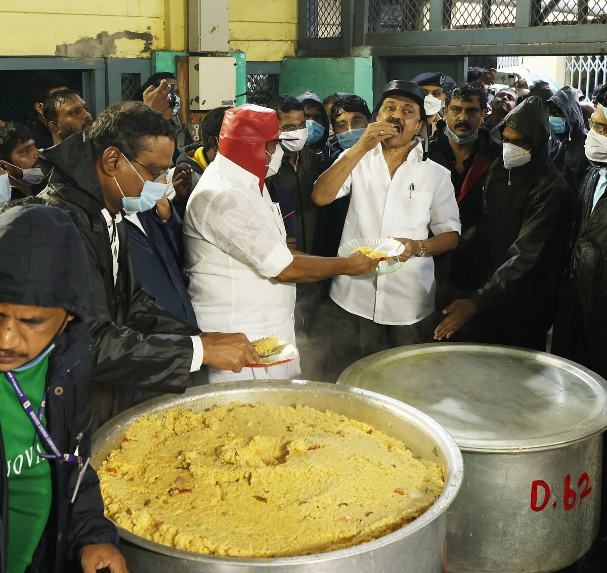 வெள்ளம் பாதித்த பகுதிகளில் வீடுகளுக்கே சென்று உணவு... நிவாரணப் பணிகளில் அசத்தும் சென்னை மாநகராட்சி!