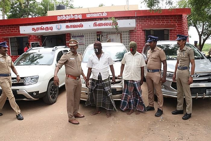 வாயில் டேப் ஒட்டி ஆடுகளை இன்னோவா கார்களில் கடத்திய கும்பல்... சிக்கியது எப்படி?