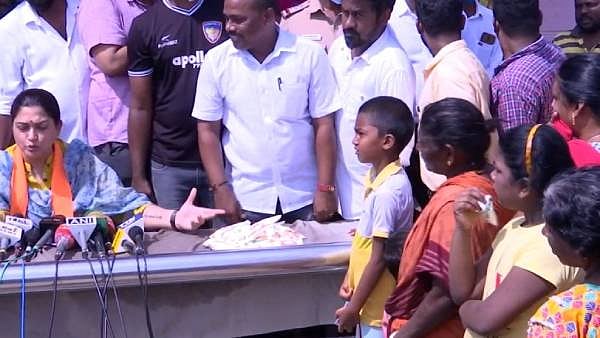 "இது ஒரு வேளைக்கு கூட பத்தாதே.. இதுக்கா வெயில்ல மண்டைகாய நிக்க வச்சீங்க” : பா.ஜ.கவால் நொந்துபோன மக்கள்!