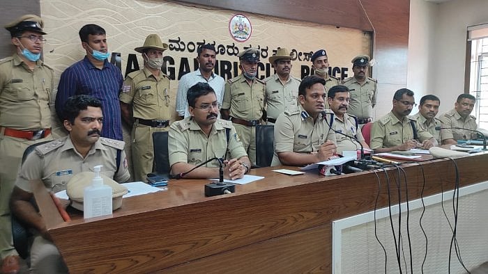 சாக்லேட் ஆசை காட்டி 8 வயது சிறுமிக்கு பாலியல் வன்கொடுமை; கழுத்தை நெறித்து சாக்கடையில் வீசிய கொடூரர்கள்! 