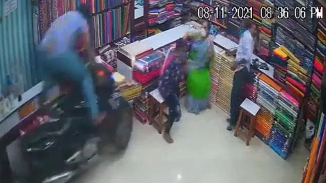 திடீரென துணிக்கடைக்குள் புகுந்த பைக்.. அலறிய வாடிக்கையாளர்கள்.. வெளியான CCTV காட்சி : நடந்தது என்ன?