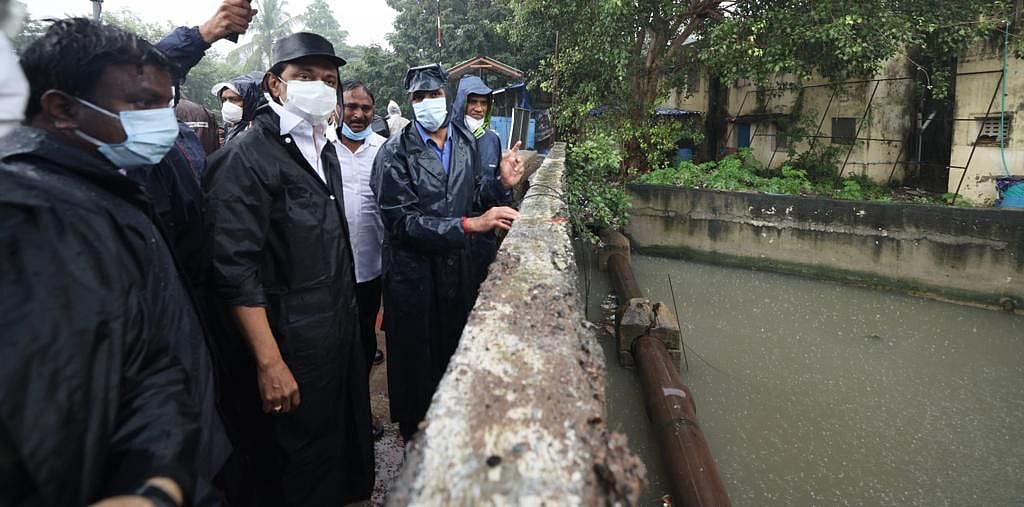 மழைக் காலத்தில் மக்களுக்கு குடையாக மாறிய முதல்வர்... நனைந்தபடி சுற்றிச் சுழன்று ஆய்வு! #Album