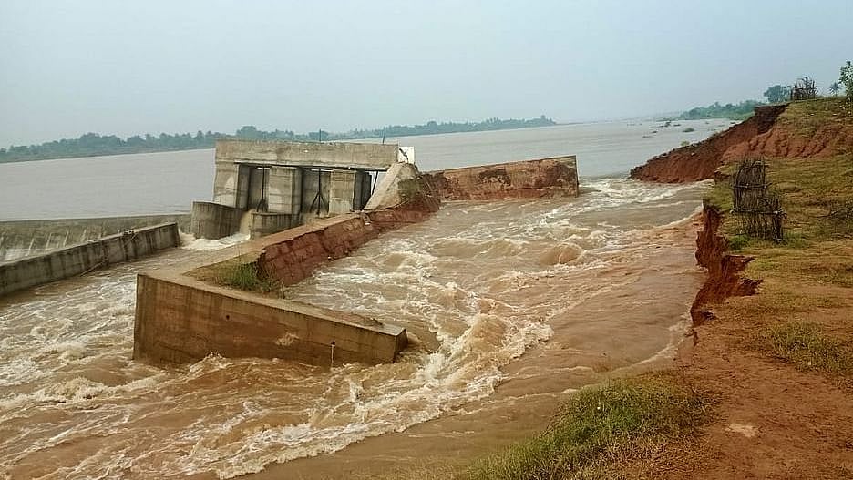 தென்பெண்ணை ஆற்றில் தரமற்ற முறையில் கட்டிய தடுப்பணை உடைப்பு - அ.தி.மு.க அரசின் டெண்டர் ஊழல் அம்பலம்!