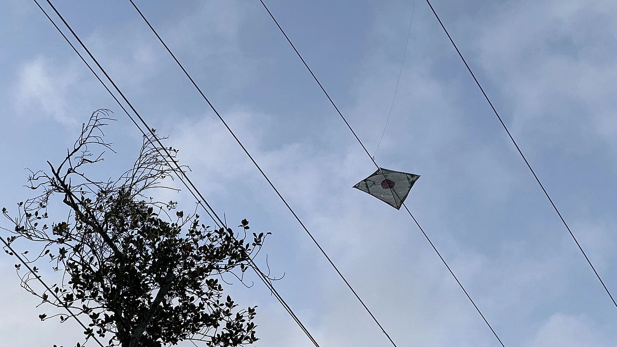 ரயில் தண்டவாள மின் கம்பியில் மாட்டிக்கொண்ட பட்டம்... எடுக்க முயன்ற சிறுவனுக்கு நேர்ந்த சோகம்!