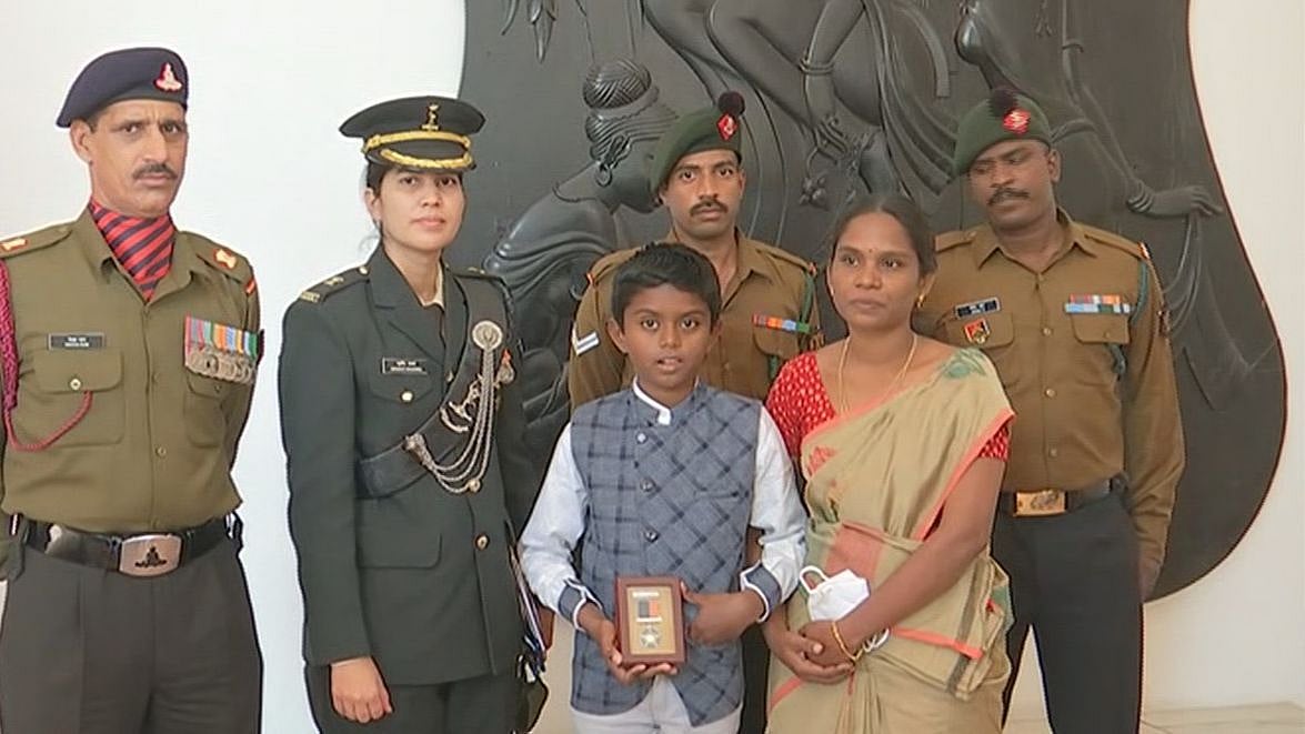 "என் அப்பாவின் ஆசையை நிறைவேற்றுவேன்": வீர் சக்ரா விருதுபெற்ற மறைந்த ராணுவ வீரர் பழனி மகனின் லட்சியம்!