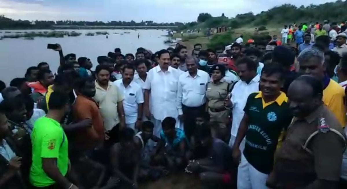 அமைச்சர் காந்தி எடுத்த துரித நடவடிக்கை.. வெள்ளத்தில் சிக்கிய 7 இளைஞர்களை பத்திரமாக மீட்ட மீட்பு குழு !