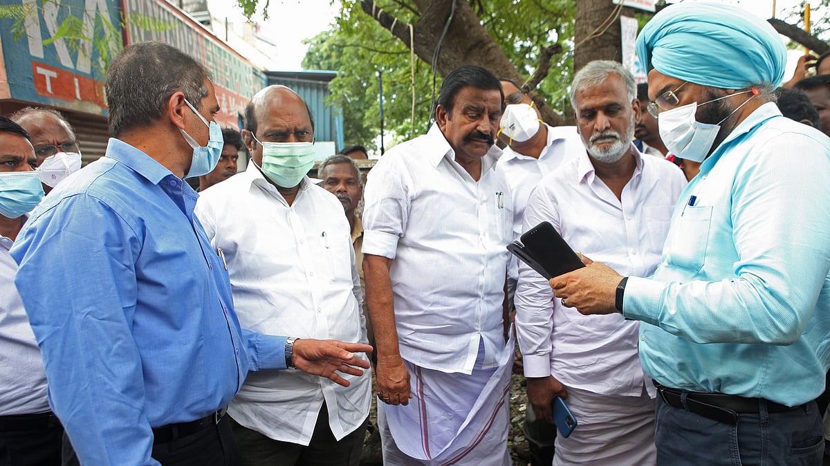 “475 சாலைப் பணியாளர்களை சென்னைக்கு வரவழைத்து உடனடியாக சீரமைப்புப்பணிகள்” : அதிரடி காட்டிய அமைச்சர்கள்!