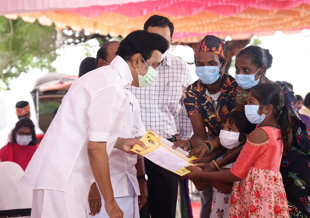 நிஜத்தில் ஒரு ’ஜெய்பீம்’ : நரிக்குறவ மக்களின் பரிதவிப்பை போக்கிய முதலமைச்சர் மு.க.ஸ்டாலின்! (Album)