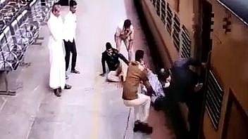 ஓடும் ரயிலில் இருந்து கீழே விழுந்த பெண்.. நூலிழையில் உயிரைக் காப்பாற்றிய போலிஸ்!