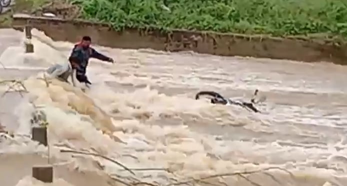 மழை வெள்ளத்தில் அடித்துச் செல்லப்பட்டவர் உயிருடன் கரை திரும்பியது எப்படி? கர்நாடகாவில் நடந்த அதிர்ச்சி!