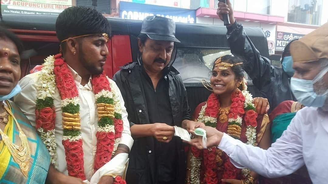 ஆய்வுப் பணியின் போது ஓடிவந்து முதல்வரிடம் ஆசி பெற்ற புதுமண ஜோடி; கொட்டும் மழையில் நெகிழ்ச்சி சம்பவம்!