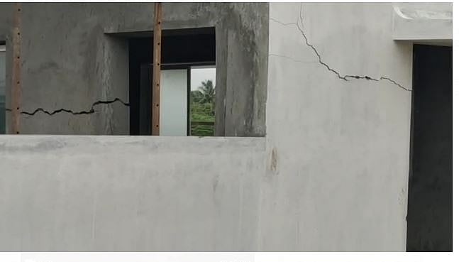 “தரமற்ற கட்டுமான பணிகளால்
 கனமழைக்கு பூமிக்குள் இறங்கி புதிய கட்டிடம்”: அ.தி.மு.க ஆட்சியின் அடுத்த அவலம்!