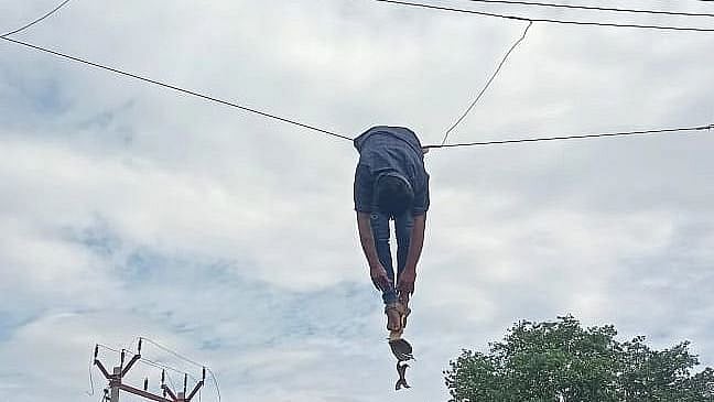 மின்சார கம்பியில் சடலமாக தொங்கிய இளைஞர்.. சாலை விபத்தில் நண்பர்களுக்கு நேர்ந்த கதி - அதிர்ச்சி சம்பவம்!