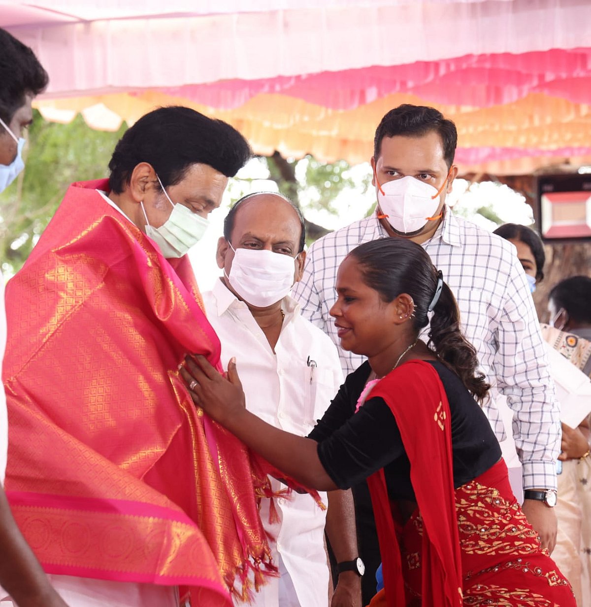 நிஜத்தில் ஒரு ’ஜெய்பீம்’ : நரிக்குறவ மக்களின் பரிதவிப்பை போக்கிய முதலமைச்சர் மு.க.ஸ்டாலின்! (Album)