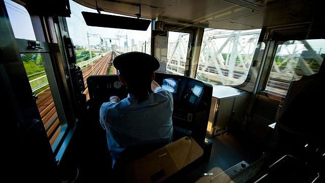 ஒரு நிமிடம் தாமதமாக வந்த ரயில் ஓட்டுநருக்கு அபராதம்.. நஷ்டஈடு கேட்ட ஓட்டுநர்.. நடந்தது என்ன?