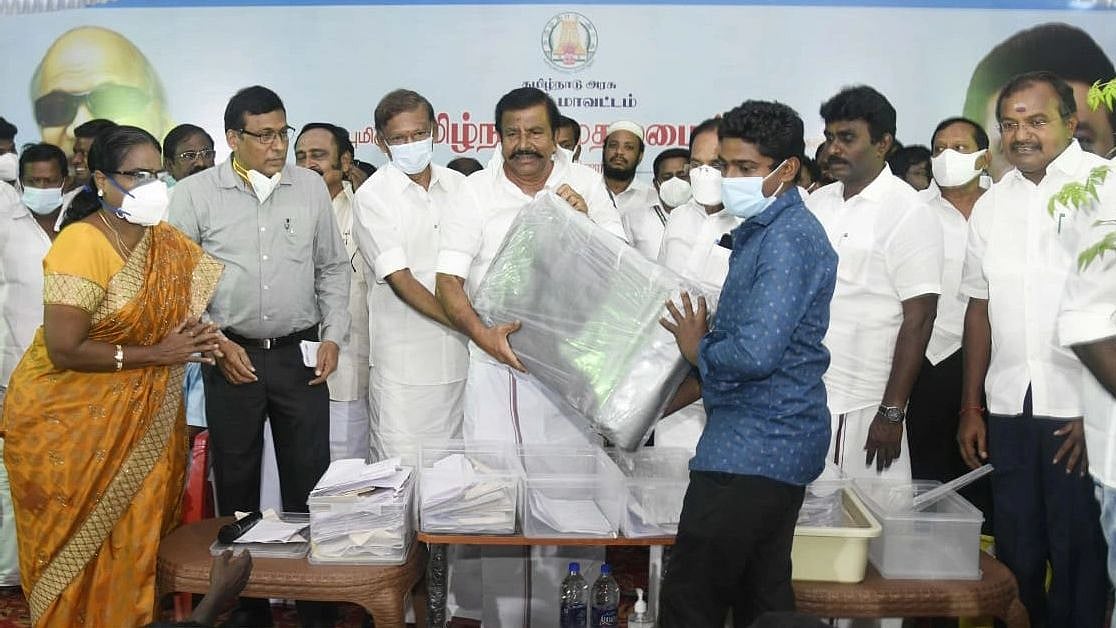 விபத்தில் கையை இழந்த வாலிபரின் கோரிக்கையை உடனடியாக நிறைவேற்றிய  அமைச்சர் கே.என்.நேரு!