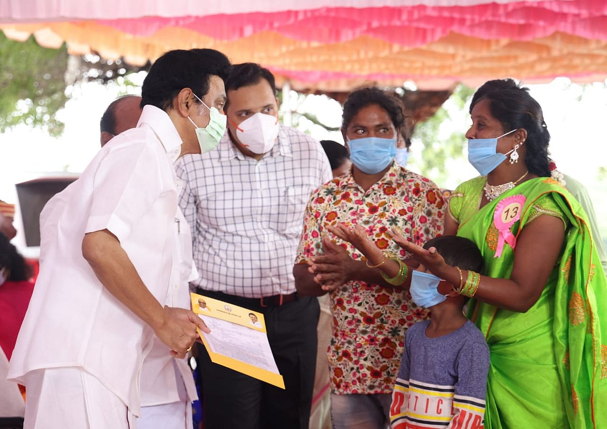 நிஜத்தில் ஒரு ’ஜெய்பீம்’ : நரிக்குறவ மக்களின் பரிதவிப்பை போக்கிய முதலமைச்சர் மு.க.ஸ்டாலின்! (Album)