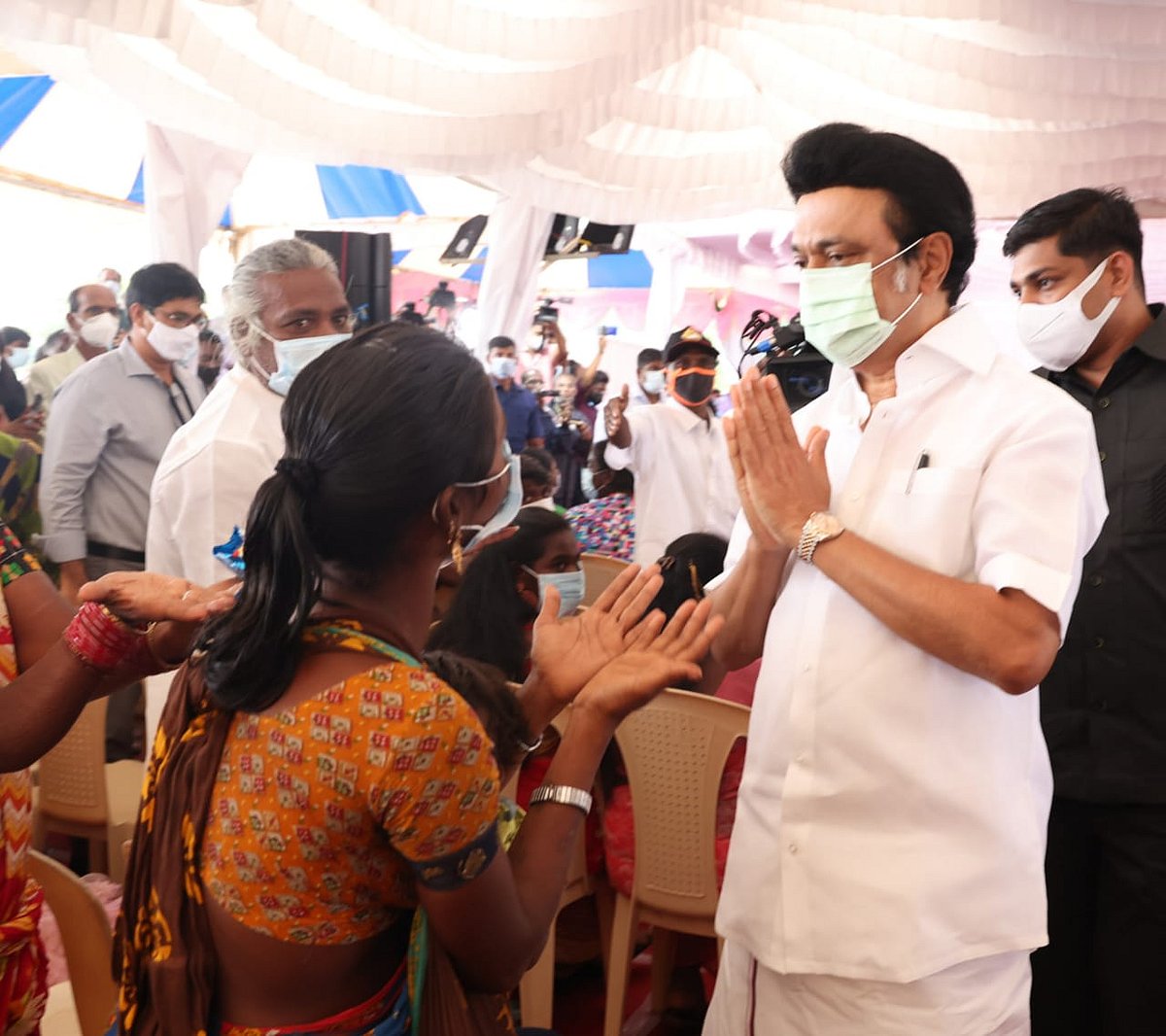 நிஜத்தில் ஒரு ’ஜெய்பீம்’ : நரிக்குறவ மக்களின் பரிதவிப்பை போக்கிய முதலமைச்சர் மு.க.ஸ்டாலின்! (Album)