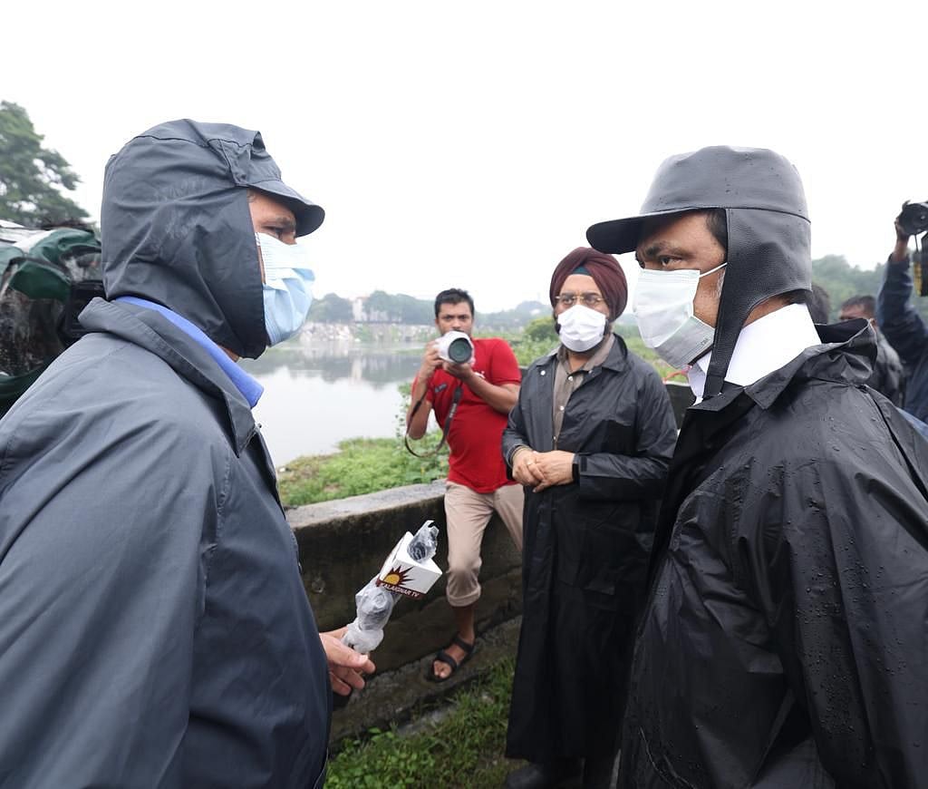 மழைக் காலத்தில் மக்களுக்கு குடையாக மாறிய முதல்வர்... நனைந்தபடி சுற்றிச் சுழன்று ஆய்வு! #Album