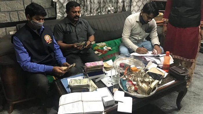 "குழாயில் இருந்து கட்டுக்கட்டாக கொட்டிய பணம்" : கர்நாடகாவில் 15 அரசு அதிகாரிகள் வீட்டில் அதிரடி ரெய்டு!