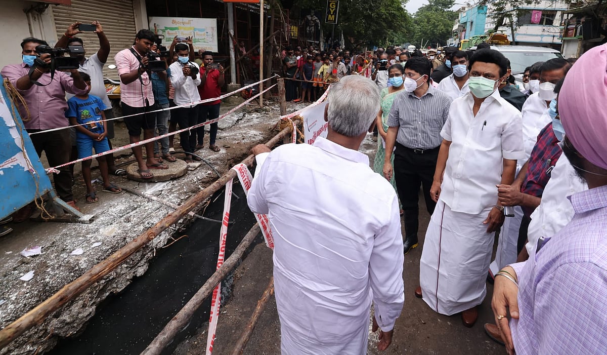 கொட்டும் மழையில் வேட்டியை மடித்துக்கட்டி ஆய்வில் இறங்கிய முதலமைச்சர் மு.க.ஸ்டாலின்! #Album