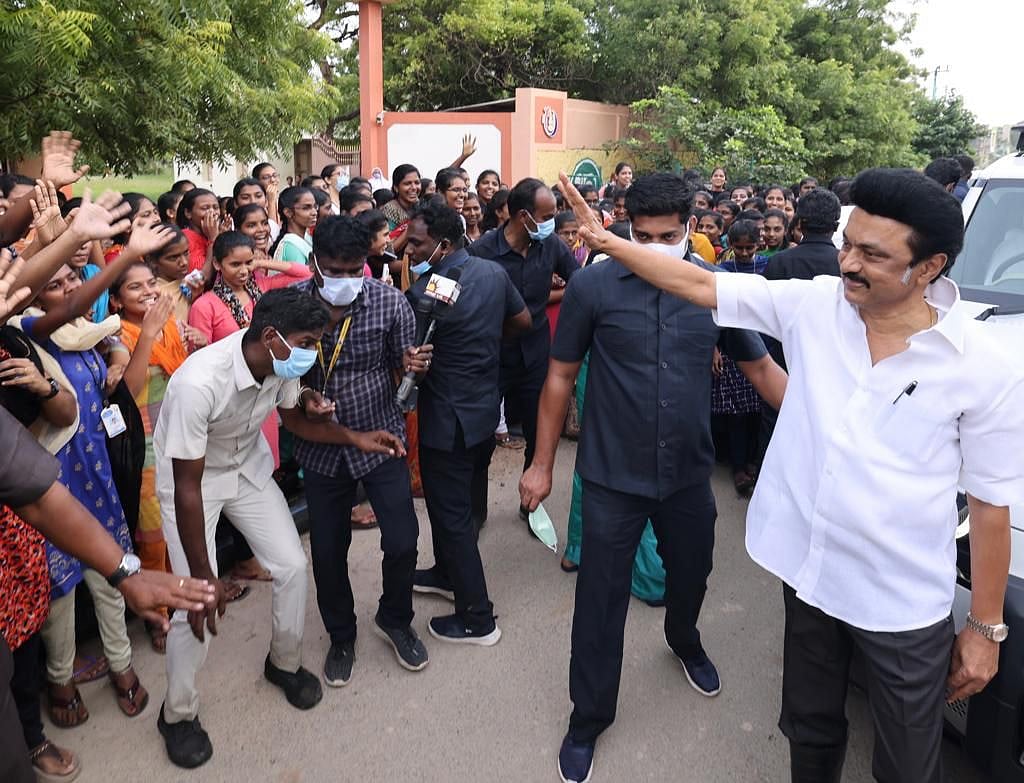 “உங்க ஆட்சி சூப்பரா இருக்கு” - முதலமைச்சரைக் கண்டு மகிழ்ந்த கல்லூரி மாணவிகள்! #Album