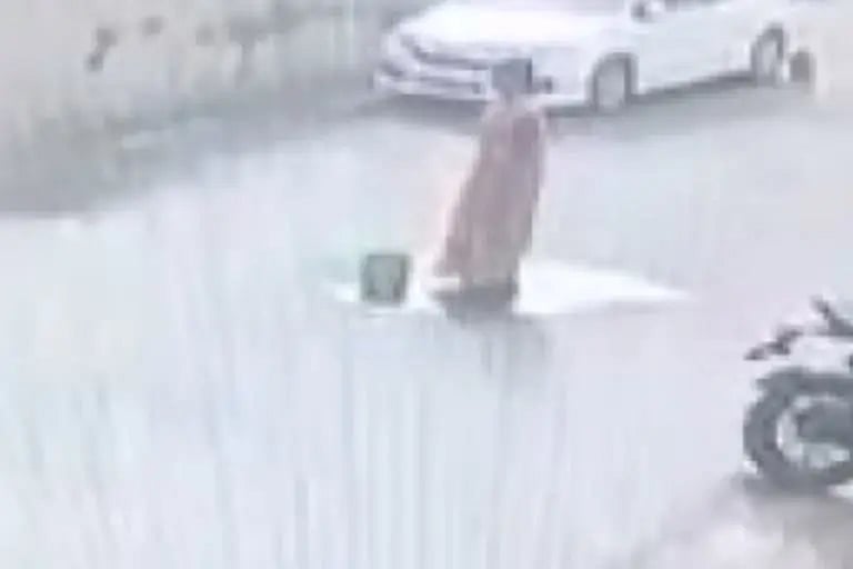 நடுரோட்டில் தீக்குளித்து தற்கொலை செய்த பெண்.. விசாரணையில் அதிர்ச்சித் தகவல்!