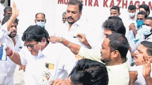 மனுத்தாக்கல் செய்ய வந்தவரை அடித்து விரட்டிய அதிமுகவினர்: OPS, EPS தூண்டுதலால் நடந்ததாக பரபரப்பு புகார்!